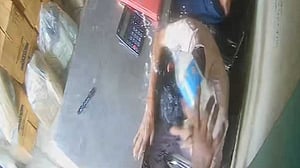 ‘ব্যবসায়ীর শরীরে পেট্রোল ঢেলে আগুন দেওয়ার চেষ্টা’, প্রধান আসামি গ্রেপ্তার
