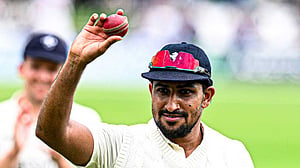 হাসানকে হারালেও খালেদের আগুনঝরা বোলিংয়ে কেন্টের হাসি