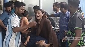 খুলনায় চারটি মোটরসাইকেলে এসে যুবককে কুপিয়ে হত্যা