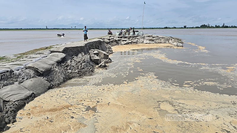 কুড়িগ্রামে তিস্তার ক্রসবাঁধে ভাঙন, আতঙ্কে নদীপাড়ের ২০ হাজার মানুষ
