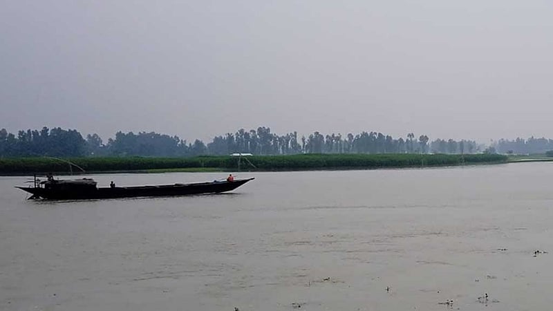 লালমনিরহাট সীমান্তে বিএসএফের ফাঁকা গুলি, নিয়ে গেছে ৪ নৌকা