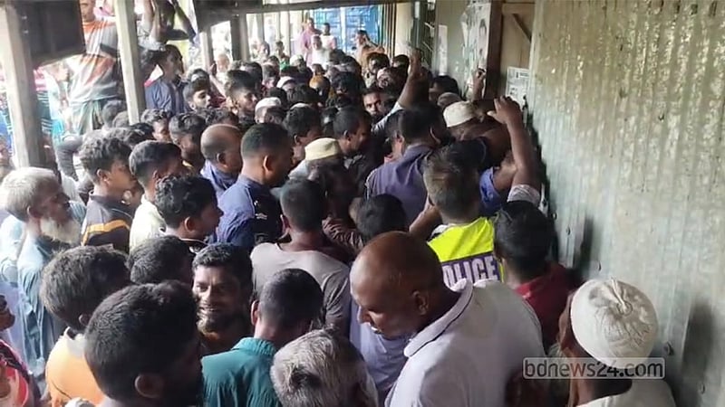 সার না পেয়ে নাগেশ্বরীতে গুদাম ভাঙচুর, ভূরুঙ্গামারীতে সড়ক অবরোধ