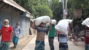 কুড়িগ্রামে ফের গুদাম ভেঙে সার নিয়ে যাওয়ার অভিযোগ