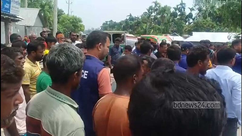 কুড়িগ্রামে সারের দাবিতে রাস্তায় আগুন জ্বালিয়ে কৃষকদের অবরোধ