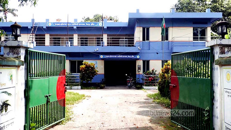 কুষ্টিয়ায় সরকারি পশু হাসপাতালে নেই চিকিৎসক-টেকনিশিয়ান, খামারিদের ভোগান্তি