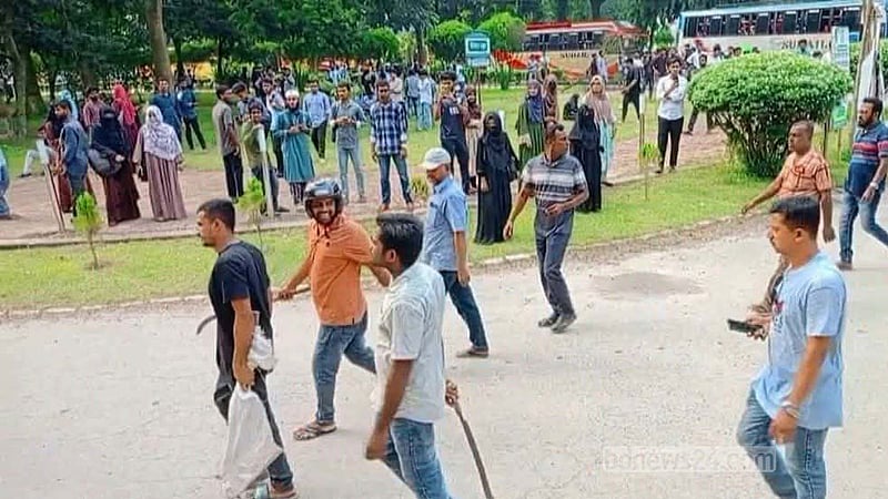 ইবিতে ছাত্রশিবিরের নেতাকে ছাত্রদল নেতার থাপ্পড় দেওয়ার অভিযোগে উত্তেজনা, তদন্ত কমিটি