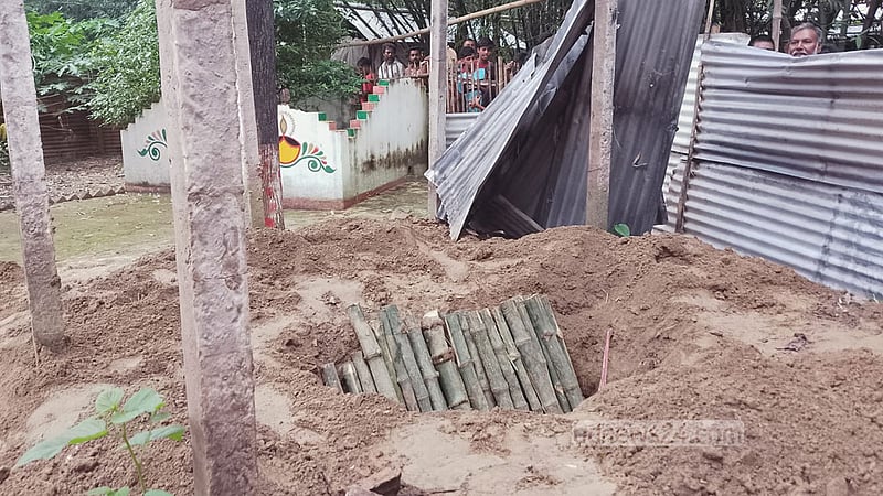 কুষ্টিয়ায় হত্যার শিকার সেই পীরের লাশ কবর থেকে তুলে ‘দরবারে দাফন’
