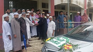 নিজের হাতে তৈরি মাদ্রাসা থেকে শিক্ষকের ‘রাজকীয়’ বিদায়