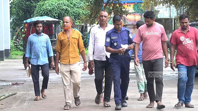 জব্দ ড্রেজার ছাড়াতে বিজিবি ক্যাম্পে ঢুকে হুমকি, বিএনপির ৪ নেতাসহ গ্রেপ্তার ৬