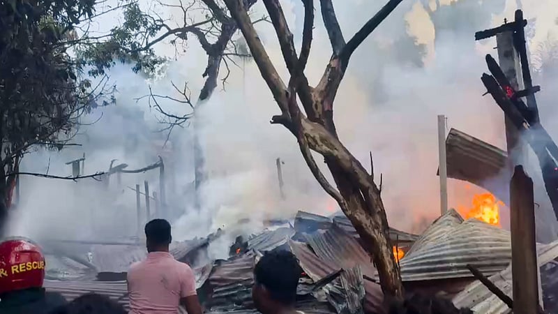 ‘মাদকাসক্ত যুবকের লাগানো’ আগুনে পুড়ল ৬ বসতঘর, পিটিয়ে পুলিশে দিল জনতা