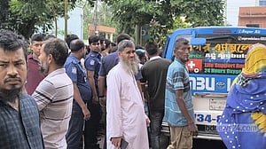 মাদারীপুরে নিয়ন্ত্রণ হারিয়ে পুলিশের গাড়ি উল্টে কনস্টেবল নিহত