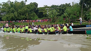 মানিকগঞ্জে ইছামতি নদীতে নৌকা বাইচ, চ্যাম্পিয়ন ‘সোনারচান-২’