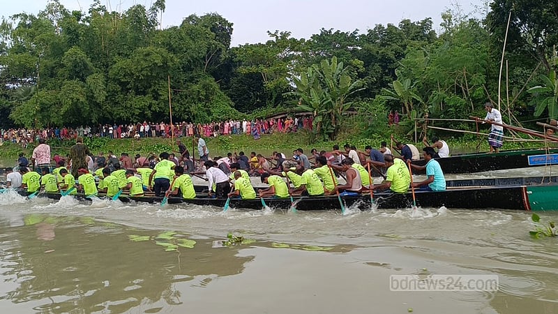 মানিকগঞ্জে ইছামতি নদীতে নৌকা বাইচ, চ্যাম্পিয়ন ‘সোনারচান-২’