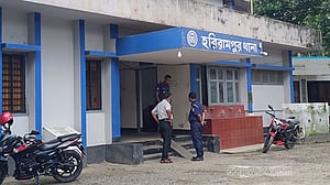 ‘মোবাইল কেড়ে নেওয়ায়’ অভিমান, ঘরে মিলল ছাত্রীর লাশ