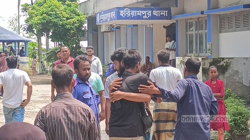 দুই ছেলে প্রবাসে, ‘ঋণের চাপ’: মানিকগঞ্জে ফাঁস নিলেন বৃদ্ধ