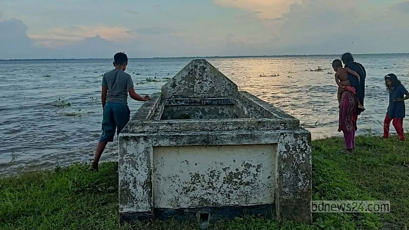 মানিকগঞ্জের চরাঞ্চলে পদ্মার ভাঙন, রক্ষা পেল না পূর্বপুরুষের কবর