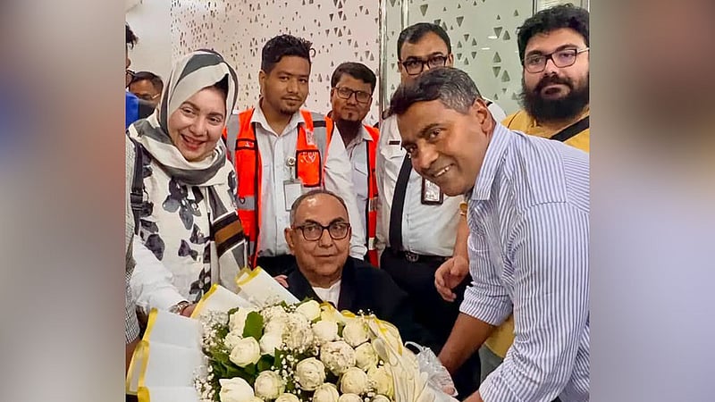 সাড়ে ৫ মাস পর দেশে ফিরেছেন মির্জা আব্বাস