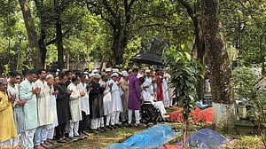 মা-বাবার কবর জিয়ারত করলেন মির্জা আব্বাস