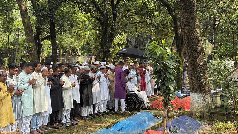 মা-বাবার কবর জিয়ারত করলেন মির্জা আব্বাস
