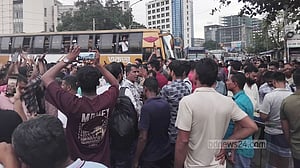 মহাখালী টার্মিনালের সামনে সড়ক অবরোধে বাস শ্রমিকরা