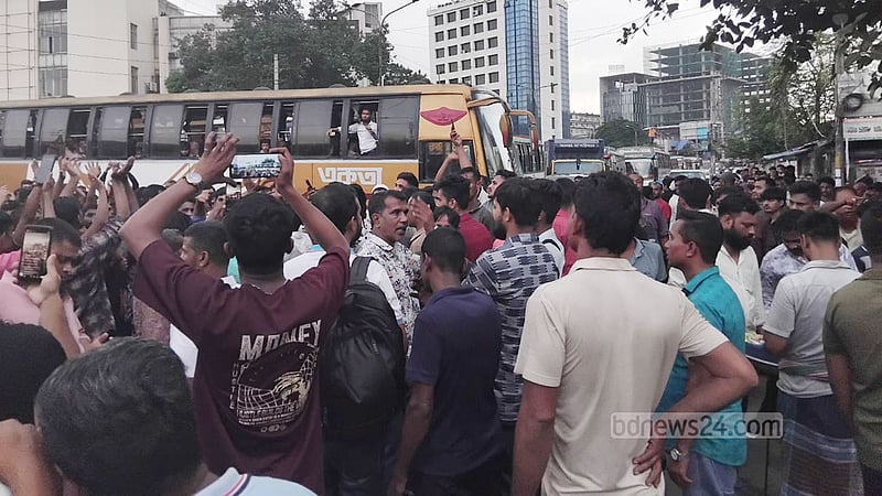 মহাখালী টার্মিনালের সামনে সড়ক অবরোধে বাস শ্রমিকরা