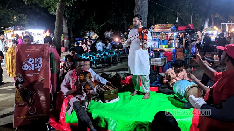 ‘ভাব তরঙ্গ’: বাউল আব্দুল করিমের গানে মুখরিত ময়মনসিংহের জয়নুল উদ্যান