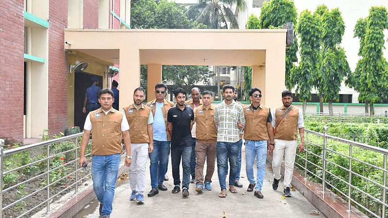 ‘ব্ল্যাকহোল ক্লাবে’ যোগ দিতে না চাওয়ায় গুলি, গ্রেপ্তার ২