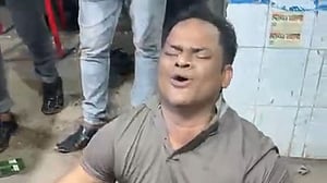 মধ্যরাতে থানার সামনে এএসআইয়ের নাচ-গানের ভিডিও ভাইরাল, যা জানা গেল