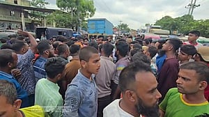 গ্যাস না পেয়ে নরসিংদীতে মহাসড়ক অবরোধ অটোরিকশা চালকদের