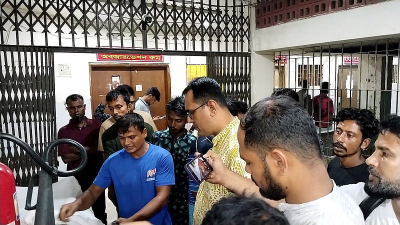 নাটোরে বৃষ্টির মধ্যে চেম্বারে ঢুকে চিকিৎসককে কুপিয়ে হত্যা