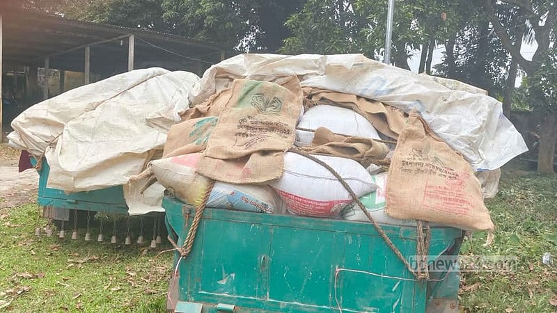 নেত্রকোণায় ১০০ বস্তা সরকারি চাল জব্দ, আটক ২