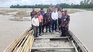 তিস্তায় আবার পাথর উত্তোলন: নীলফামারীতে ১৬ নৌকা ও ৪ ইঞ্জিন ধ্বংস