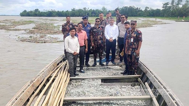 তিস্তায় আবার পাথর উত্তোলন: নীলফামারীতে ১৬ নৌকা ও ৪ ইঞ্জিন ধ্বংস