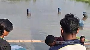 নোয়াখালীতে অবৈধভাবে বালু তোলার সময় ড্রেজার জব্দ, পালানোর সময় ধাওয়া