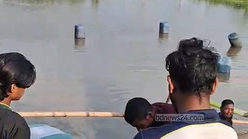 নোয়াখালীতে অবৈধভাবে বালু তোলার সময় ড্রেজার জব্দ, পালানোর সময় ধাওয়া
