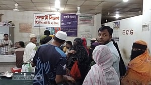 নোয়াখালীতে স্কুলছাত্রীকে কুপিয়ে জখম, তরুণকে পিটিয়ে পুলিশে দিল জনতা