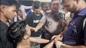 নোয়াখালীতে ‘ইয়াবাসহ’ যুবক আটক, ‘ছিনিয়ে নিতে’ ধাওয়া-পাল্টাধাওয়া
