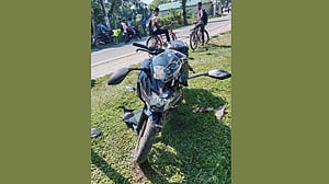 নেত্রকোণায় মোটরসাইকেল নিয়ন্ত্রণ হারিয়ে দেয়ালে ধাক্কা, নিহত ১