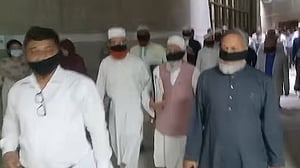 মুখে কালো কাপড় বেঁধে সংসদে বিরোধী দলের ওয়াকআউট