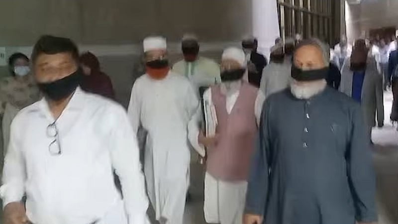 মুখে কালো কাপড় বেঁধে সংসদে বিরোধী দলের ওয়াকআউট