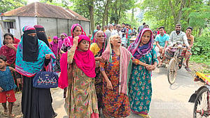 পাবনায় পুকুর থেকে পেঁয়াজ ব্যবসায়ীর গলা কাটা লাশ উদ্ধার