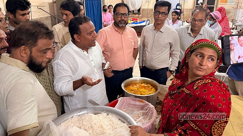 পিরোজপুর হাসপাতালে রাতে দুই প্রতিমন্ত্রী, দেখলেন খাবারের মান