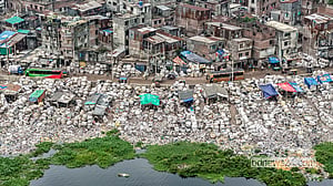 প্লাস্টিক বর্জ্যে ঠাসা বুড়িগঙ্গার তীর