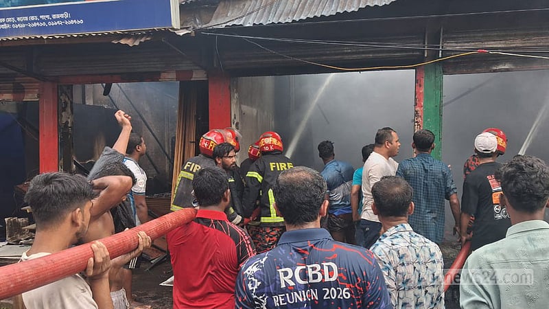রাজবাড়ীতে ‘বোলতার চাক’ পোড়াতে গিয়ে আগুনে ছাই ৬ দোকান ও বাড়ি