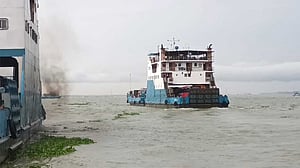 মাঝ পদ্মায় স্রোতে ভেসে দেড় কিলোমিটার দূরে ফেরি, ৪ ঘণ্টা পর উদ্ধার