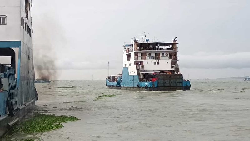 মাঝ পদ্মায় স্রোতে ভেসে দেড় কিলোমিটার দূরে ফেরি, ৪ ঘণ্টা পর উদ্ধার