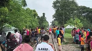 রেললাইনে বসে থাকা সন্তানকে বাঁচাতে গিয়ে ট্রেনের ধাক্কায় মায়ের মৃত্যু