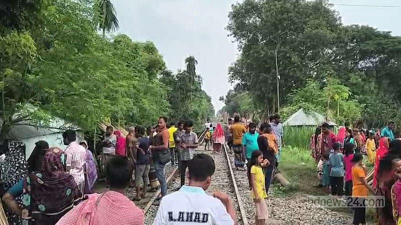 রেললাইনে বসে থাকা সন্তানকে বাঁচাতে গিয়ে ট্রেনের ধাক্কায় মায়ের মৃত্যু