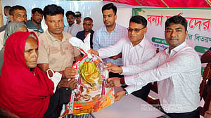 চরের বাড়িঘর তলিয়ে ডগার ঘাটে ১৫ পরিবারের আশ্রয়, সপ্তাহ পর পাশে জেলা প্রশাসন