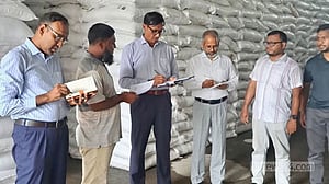 রাজশাহীতে সারের সংকট নেই, গুদামে পর্যাপ্ত মজুত: বিভাগীয় কমিশনার